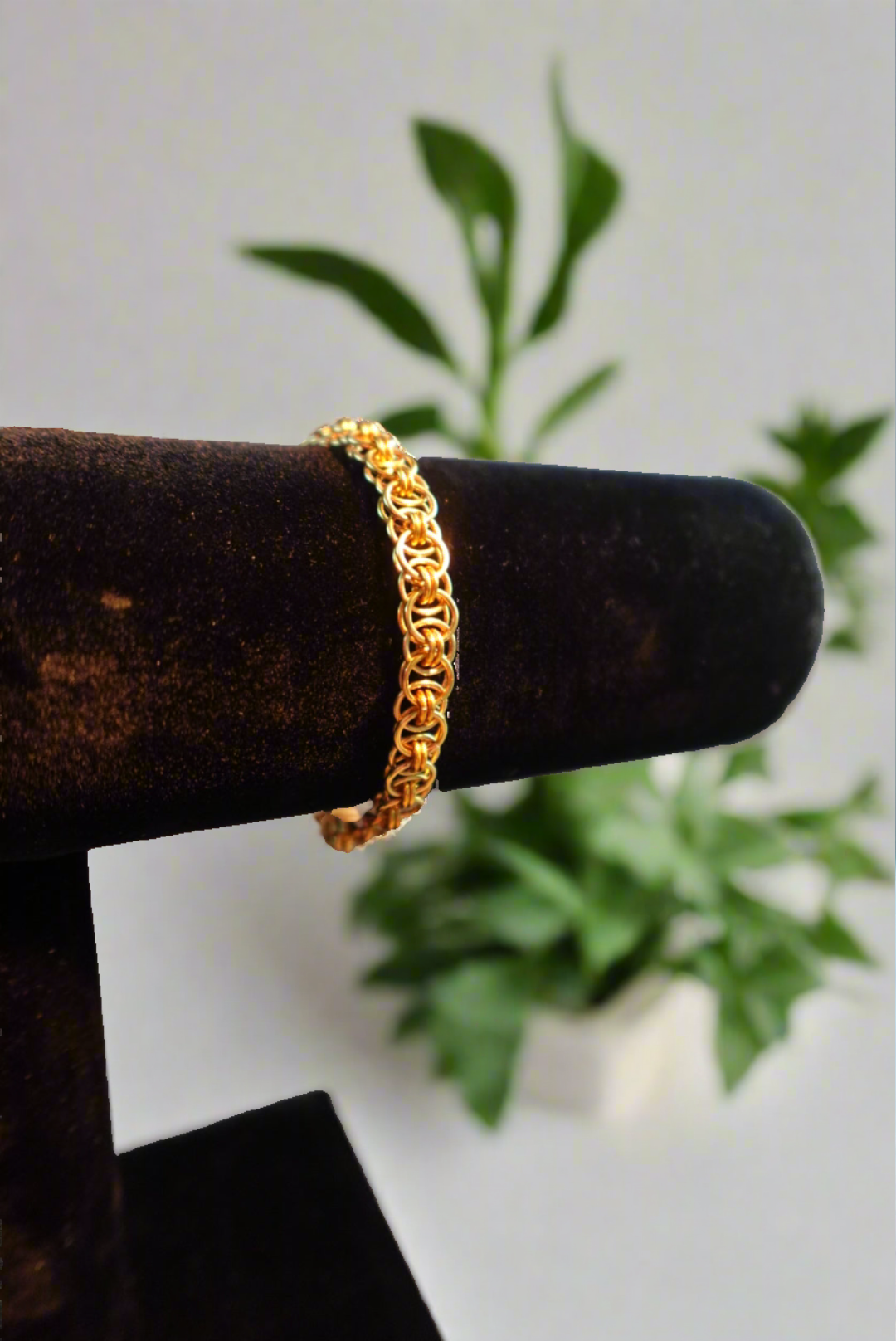 Helm bracelet, gold